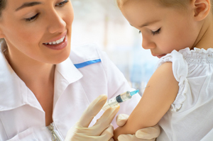 врач делает прививку ребёнку в руку