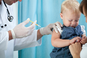 врач делает прививку ребёнку