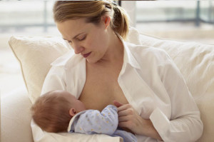 женщина кормит ребёнка грудью