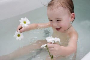отвар ромашки в ванной для купания ребёнка