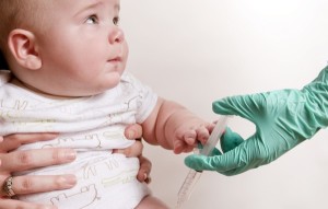 маленькому ребёнку делают прививку