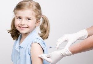 врач делает девочке прививку