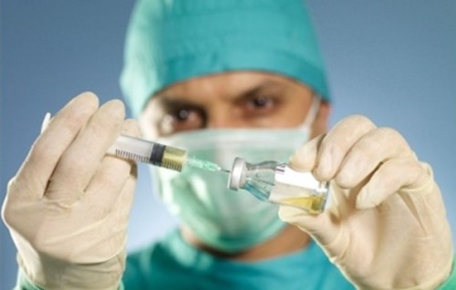 врач держит в руках вакцину