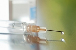 ампула с вакциной и шприц