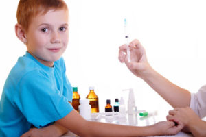 доктор делает ребёнку прививку