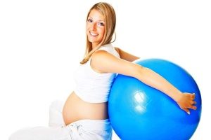 беременная женщина и большой мяч