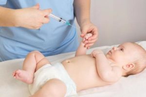 врач делает прививку младенцу