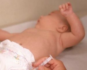младенцу делают прививку в ногу