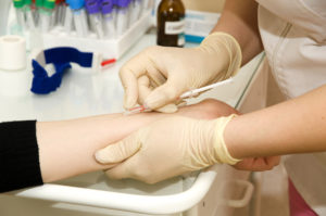 врач делает инъекцию «Диаскинтест» в руку