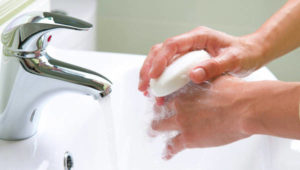 человек моет руки с мылом