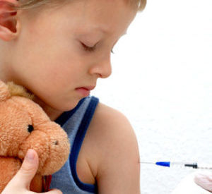 мальчику делают прививку в руку