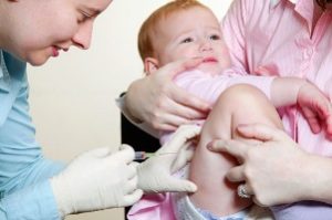 ребёнку делают прививку