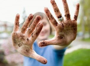 девушка показывает грязные руки