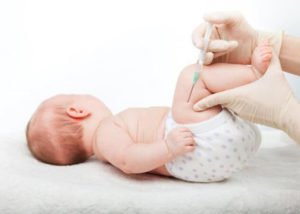 малышу в бедро делают прививку