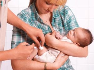 трёхмесячном ребёнку делают прививку