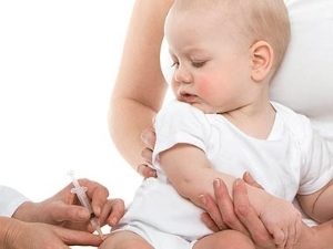 ребёнку делают прививку в ногу