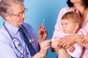 годовалому ребёнку врач делает прививку