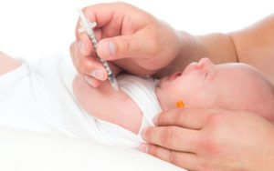 новорожденному ребёнку делают прививку в руку
