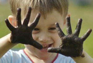 мальчик показывает грязные руки
