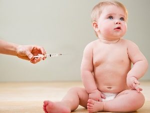 ребёнку собираются сделать прививку