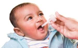 ребёнку капают вакцину против полиомиелита на корень языка
