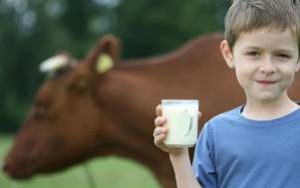 ребёнок пьёт молоко